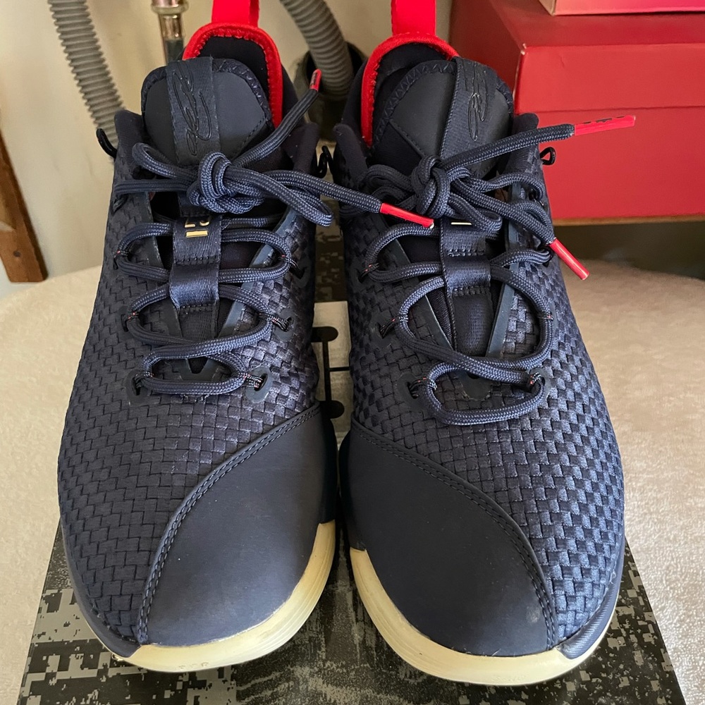 Nike Men’s Lebron XIV Low Midnight Navy shoes